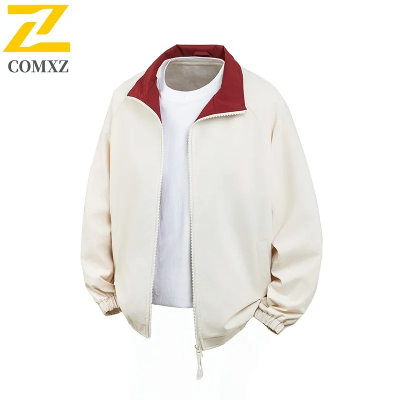 سترة رجالي COMXZ 2025 بتصميم أمريكي عتيق وياقة واقفة ملابس خروج عصرية للسفر معطف عالي الجودة مضاد للرياح ملابس خارجية خفيفة الوزن