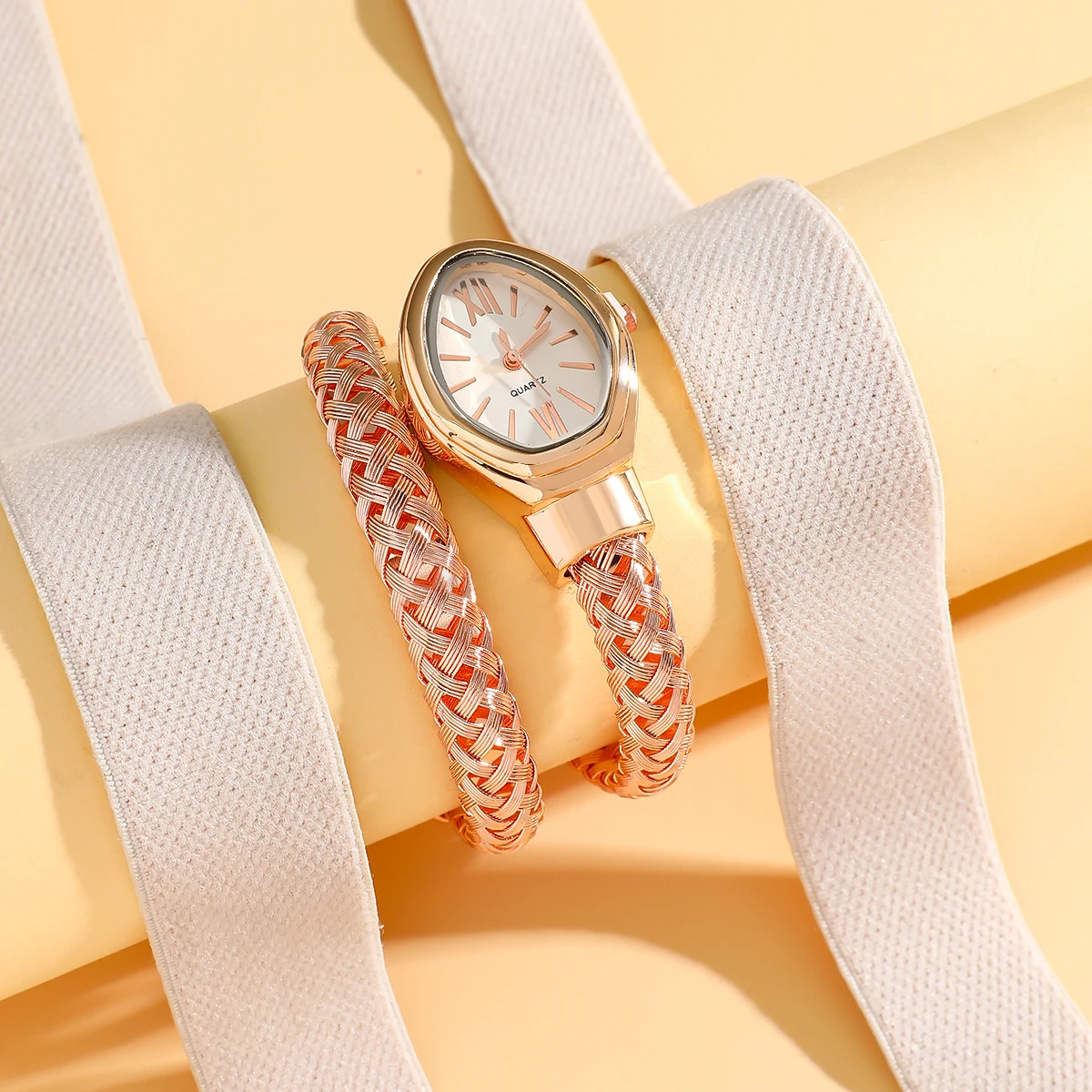 

Элегантные женские часы-браслет из розового золота, с плетеным ремешком и овальным циферблатом, в подарочной коробке, идеальный подарок для нее, идеально подходят для повседневного использования.