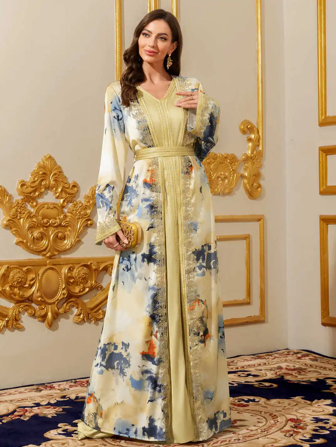 Elegante maxi-jurk met lange mouwen, lichtgouden borduurwerk, traditionele moslimkaftan met V-hals