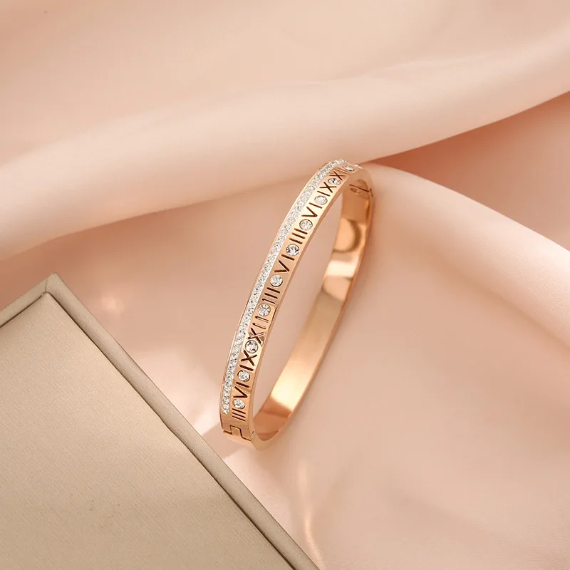 سوار مطلي بالذهب من الفولاذ التيتانيوم المطلي بالذهب بأرقام رومانية كلاسيكية أوروبية وأمريكية للنساء، سوار معصم بسيط ومتعدد الاستخدامات