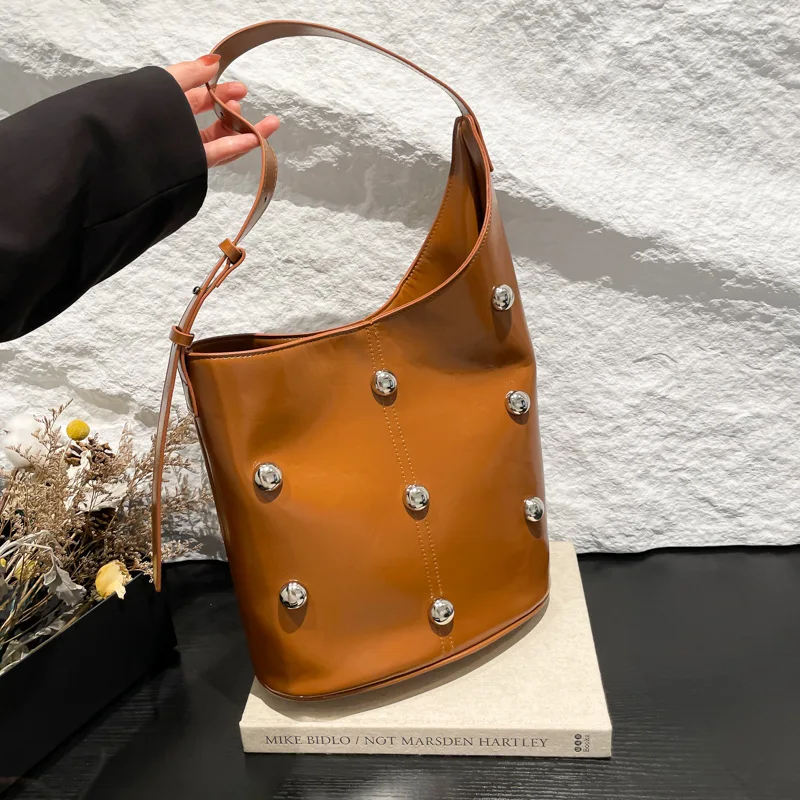 

Vintage Bucket Bag Minimalist Studded Shoulder Bag Women Spacious Commuter Tote Niche Design Crossbody Retro Large Capacity Bag