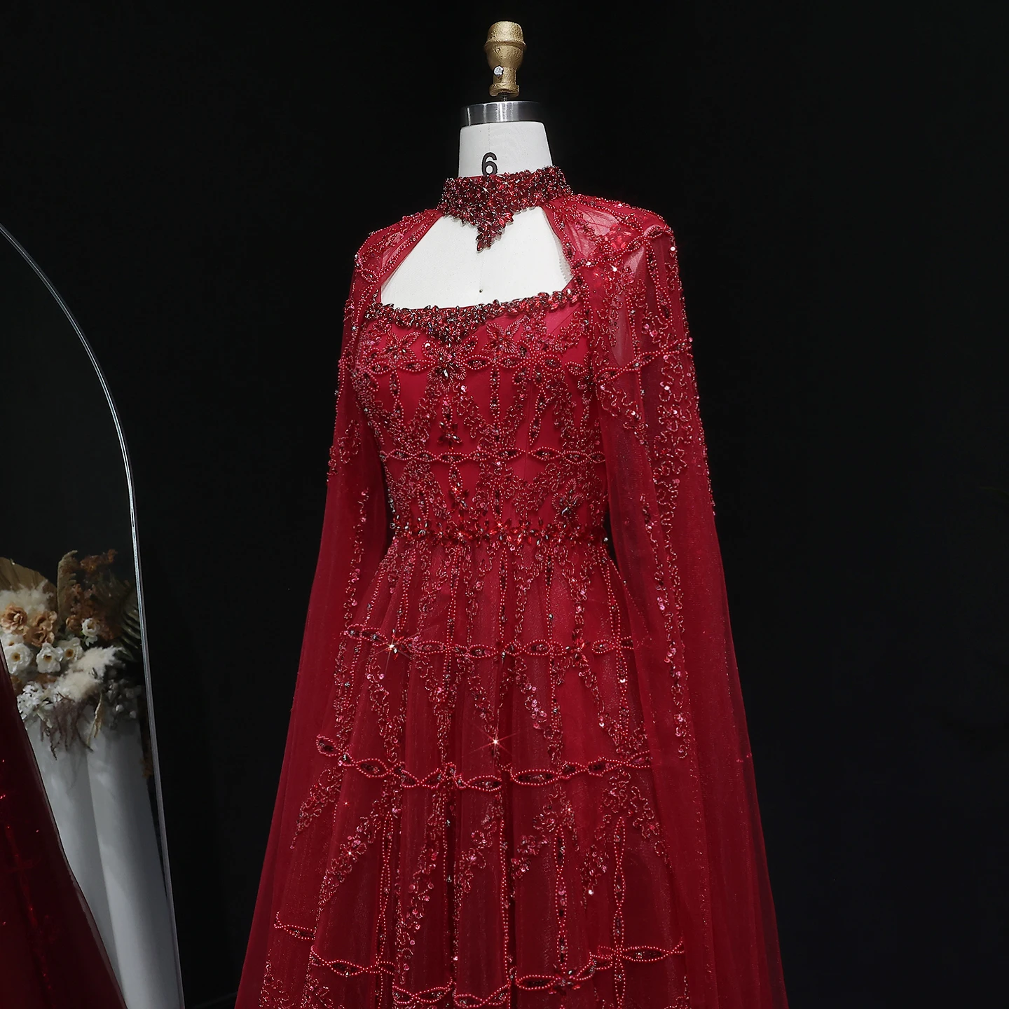 Sharon Said Elegantes A-Linien-Abendkleid mit Perlen und abnehmbarem Cape, Weinrot, Damen-Hochzeits-Party-Ballkleid SS486, Maßanfertigung – Detail 14
