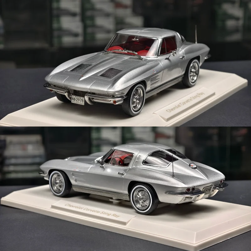 Modelo de Carro em Metal Fundido NOREV Escala 1:18 Chevrolet Corvette Sting 1963 78072