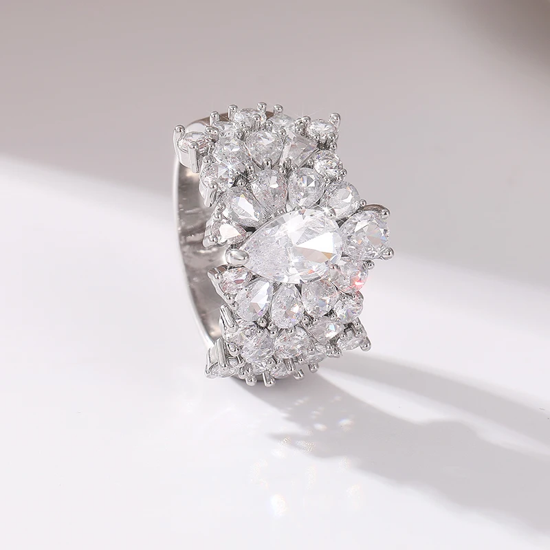 Stylish and shiny women\'s engagement rings are the perfect decoration for creative and exquisite festive banquets