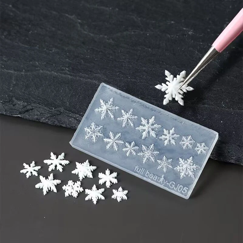 1 stücke Winter Schneeflocke Nail art Silikon Form 3D Geprägte Carving Weiche Stanzen Platte Weihnachten Wiederverwendbare DIY Gel Schablonen Werkzeug