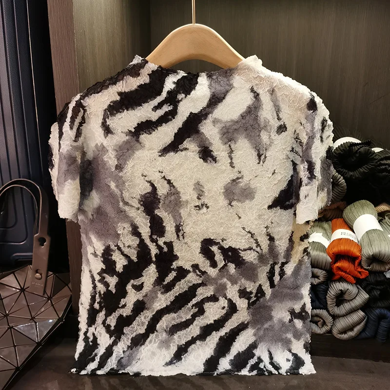 مياكي مطوي تي شيرت 2025 الصيف أضعاف جديد سليم Plisse ليوبارد طباعة الوقوف طوق الطية تي شيرت البلوز الطيات القمم الإناث