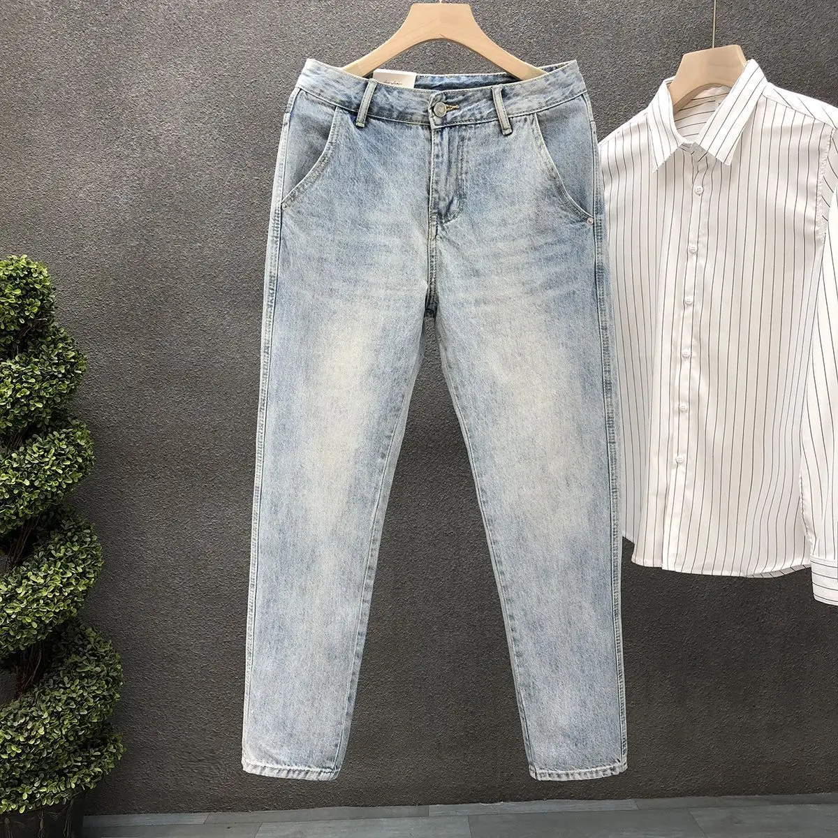 الشارع الشهير السراويل رجل الجينز الأزرق الفاتح الرجال سليم المناسب السراويل 2025 صيف جديد Vintage الرجال الراقية عارضة رقيقة السراويل