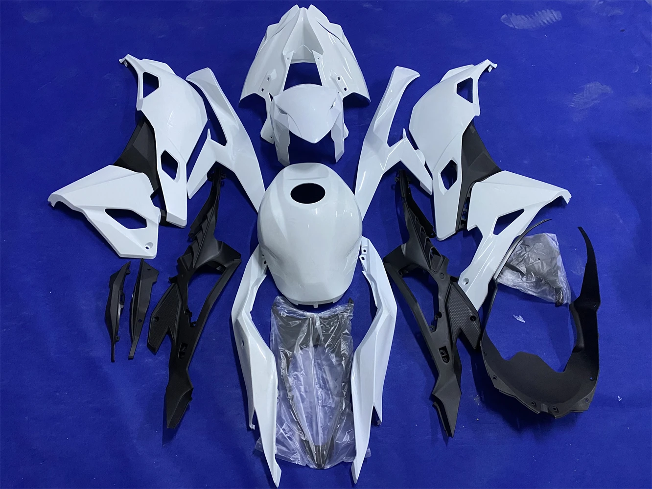 Motorcycle fairing suitable for ZX-4R 23 year ZX-4RR 2023 fairing unpainted motorcycle shell protector