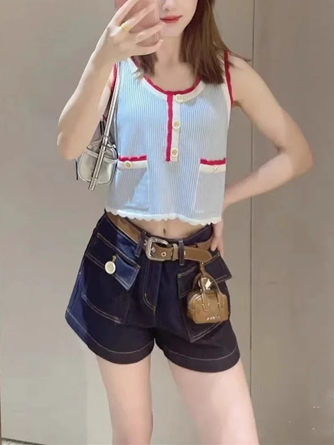 高級感のあるヨーロピアンスタイルの夏らしいフレッシュなカラーブロックのラウンドネック、万能なショート丈のノースリーブニットベストトップで若々しい印象に。