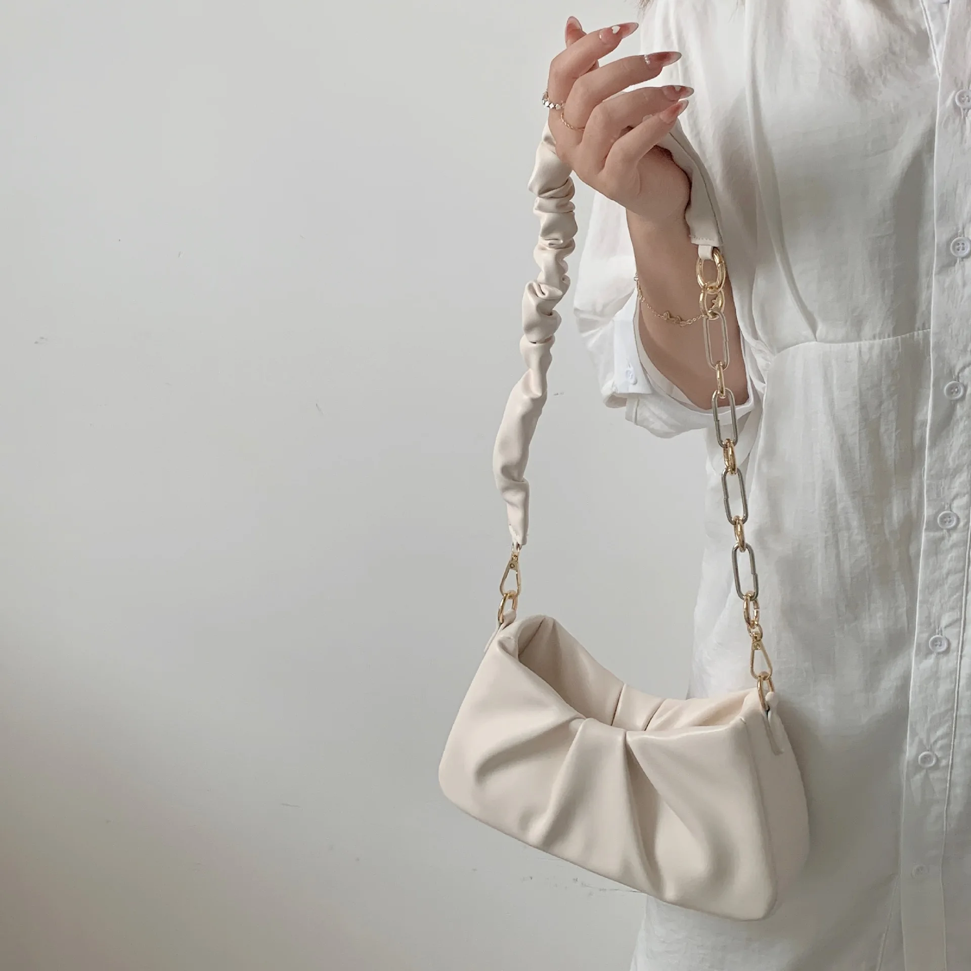 

Korean Solid Color Single Shoulder Underarm Bag Fashionable Chain Bag Pleated Women's Bag 2025 Summer New Magnetic Buckle Bag