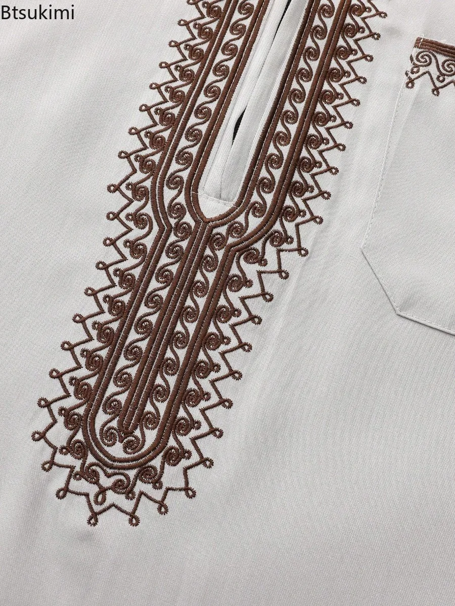 Roupão Masculino Tradicional com Padrão Étnico e Bordado, Gola Alta com Zíper, Jubba Thobe de Manga Longa para Homens Muçulmanos