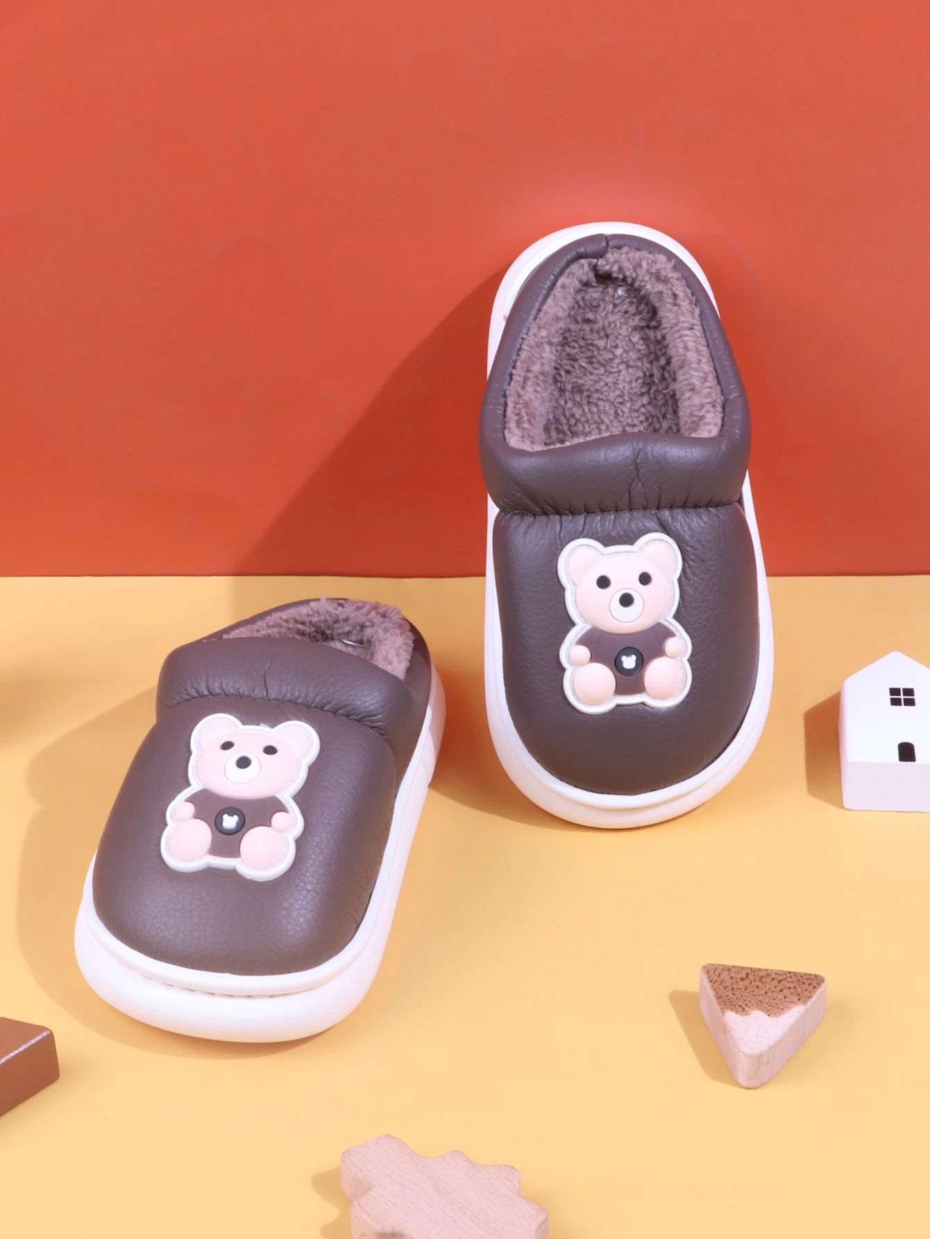 Zapatillas de oso marrón para niños, Calzado cómodo con diseño grueso de algodón para interiores y exteriores, otoño e invierno, 2024 Se puede usar con plantillas internas que mejoran de forma efectiva y son cómodas de llevar. Las zapatillas están hechas de materiales ecológicos y se pueden convertir en materiales ecológicos. También se puede añadir para garantizar que el producto haya sido información de la vida útil, y la luz en general se siente fácil de facilitar las actividades. Los materiales respetuosos con el medio ambiente y la artesanía exquisita pueden ganar el largo y los niños