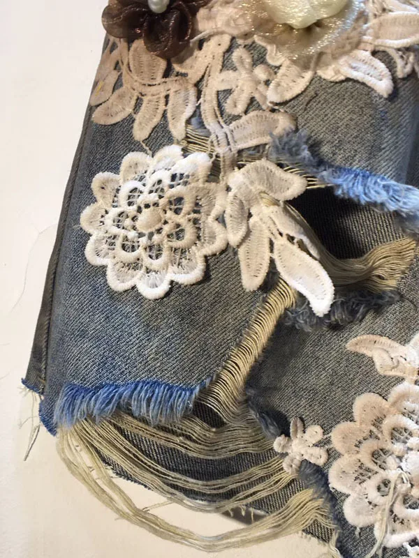 2025 Summer New Splicing Hollow Embroidered Lace Three-dimensional Flower High Waist Hole Denim Five-point Pants Women Shorts
