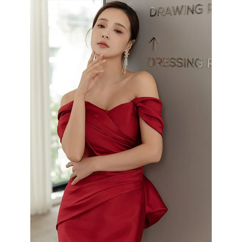 Wijnrode satijnen one-shoulder prestatie fishtail banket roosterjurk