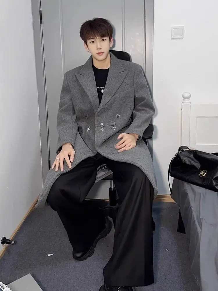 

Мужское пальто из шерстяной смеси синего цвета с цветочным принтом: цветы, ботанический сад, лепестки, листья, растительная листва, лианы, побеги, пышное цветение, процветание.