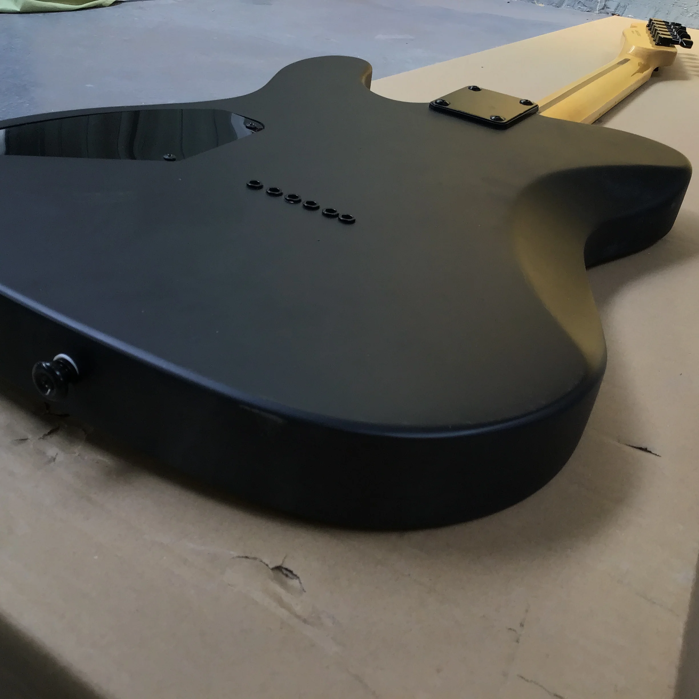 Factory hot sale 6-string electric guitar, maple fingerboar, matte black in stock,Double open pickups, perfect tone