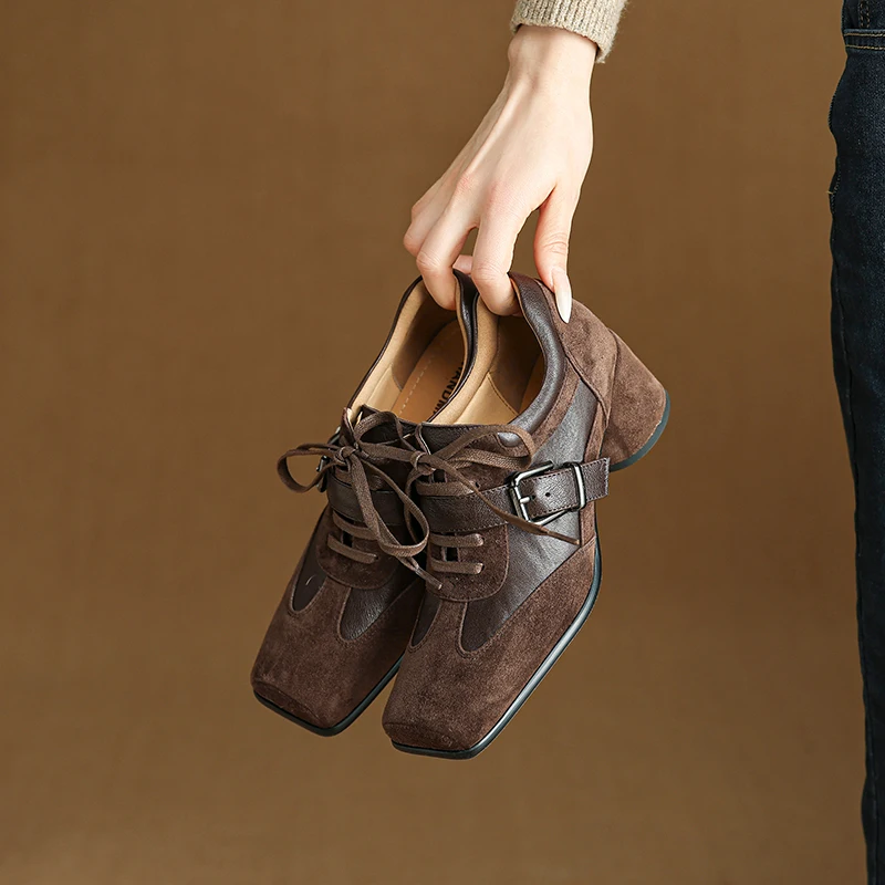 حذاء نسائي مصنوع يدويًا من الجلد الطبيعي برباط عند أصابع القدم وكعب مكتنز متوسط مستوحى من الباليه