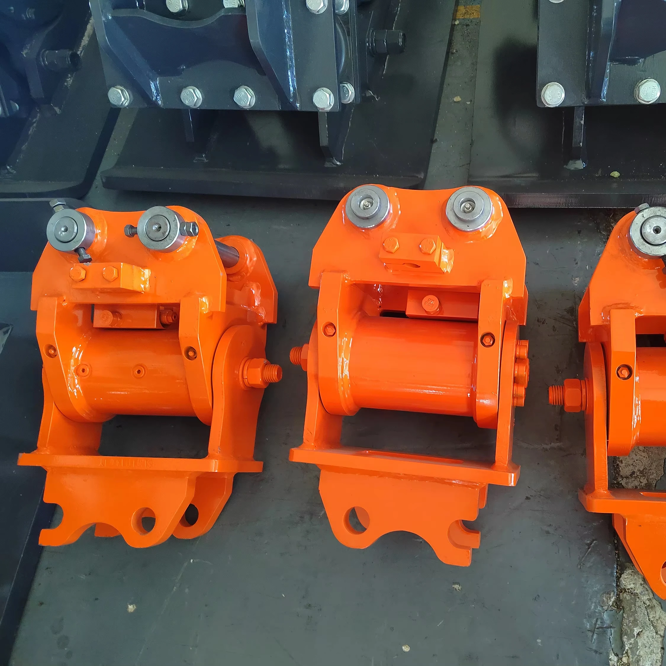 

Гидравлический быстросъемный наклонный адаптер для экскаватора с поворотом на 180 градусов