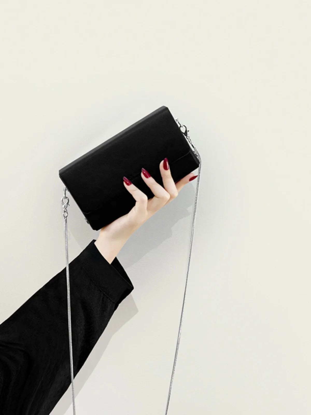 

CisirKnow Faionable Leather Crossbody Bag with Chain for Women Mobile Phone Bag High-End Feel Summer Collection