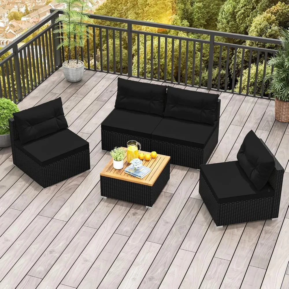 5ピース籐屋外家具 - PEラタンセクショナル会話セット、アームレスソファ4脚、アカシア材コーヒーテーブル、クッション付き