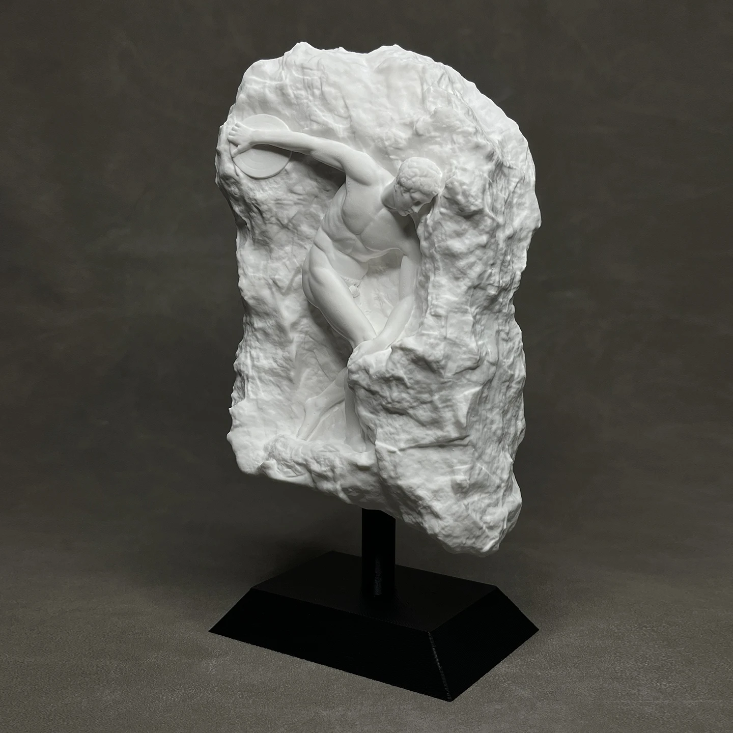 نسخة الجص من "قاذف القرص" تحفة من قبل النحات اليوناني القديم ميرون (مع حامل)