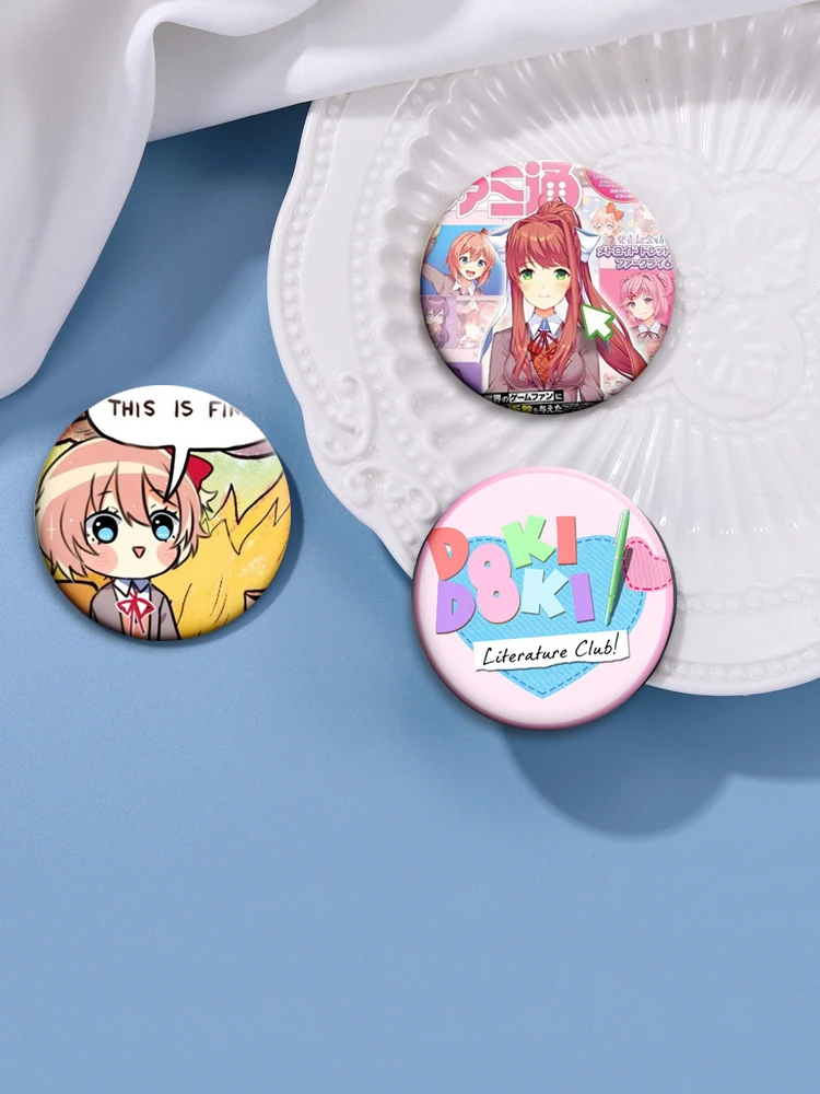 أنيمي دوكي دوكي نادي الأدب! دبابيس الأزرار Natsuki Sayori Monika الإبداعية بروش الكرتون شارة لهدايا ديكور حقيبة الظهر طوق