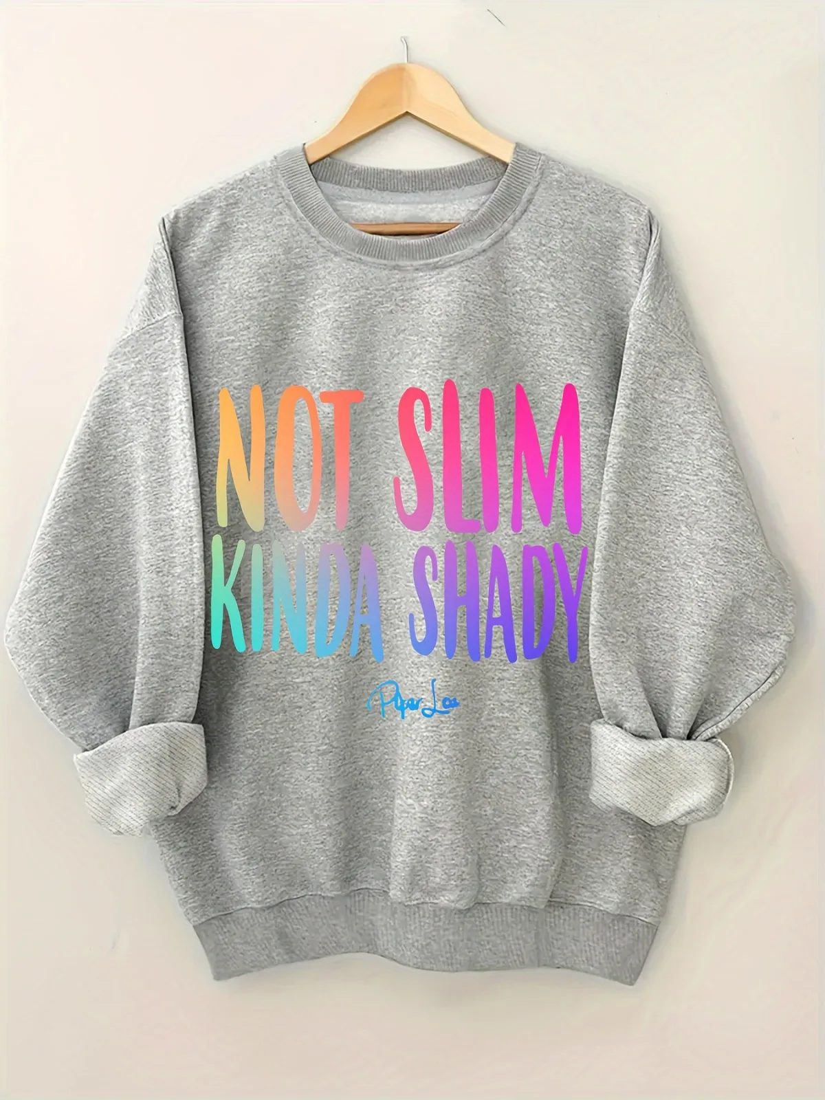 بلوفر نسائي كاجوال وعصري بنمط حروف ملونة مطبوع مريح برقبة دائرية مناسب لهدايا العطلات