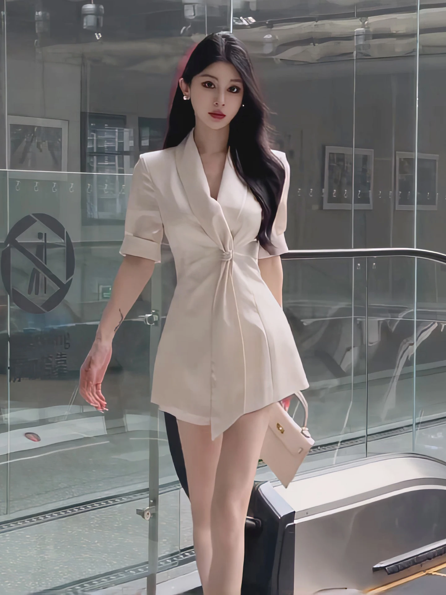 

Элегантный профессиональный женский костюм: укороченный жакет с поясом и шорты – модный комплект из двух предметов для работы