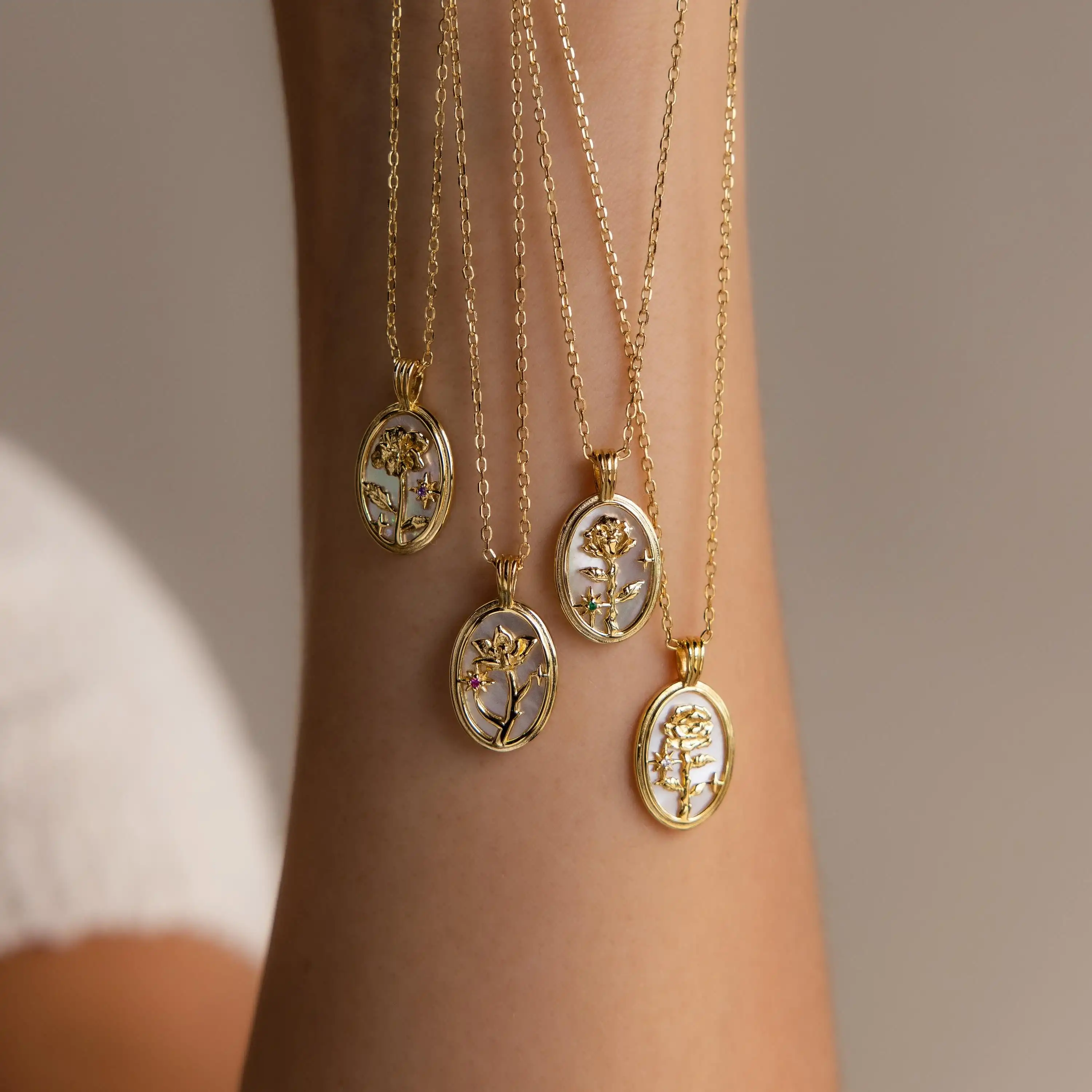 المرأة الفولاذ المقاوم للصدأ زهرة قلادة قلادة ديسمبر جوهرة الميلاد الأبيض الزركون البيضاوي تصميم الترقوة مجوهرات هدية عيد ميلاد