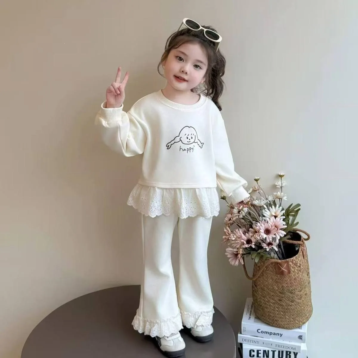 Graues Sweatshirt- und Hosen-Set mit Spitzenbesatz für Kinder – zweiteiliger Frühlings-Sweatanzug für Kinder, Babykleidung für Jungen. – Detail 3