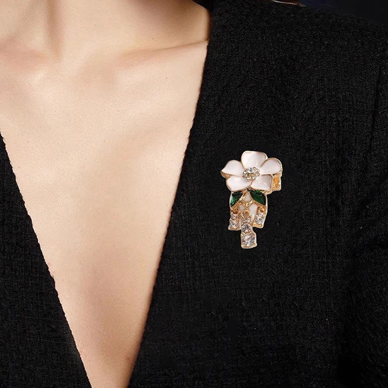 Dame tempérament strass gland pendentif broche fête bijoux décontractés élégant blanc goutte à goutte huile camélia fleur broches pour les femmes