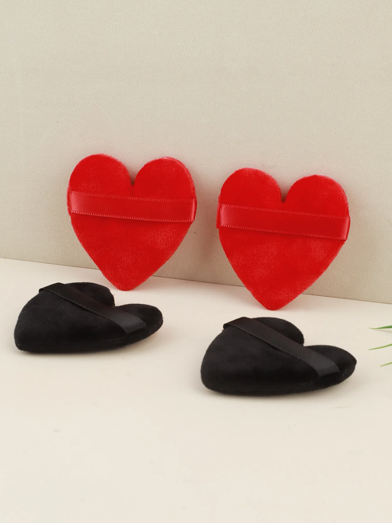 قطعة واحدة من بودرة البودرة السائبة، أداة مكياج تجميل قصيرة من القطيفة على شكل قلب ناعمة للوجه