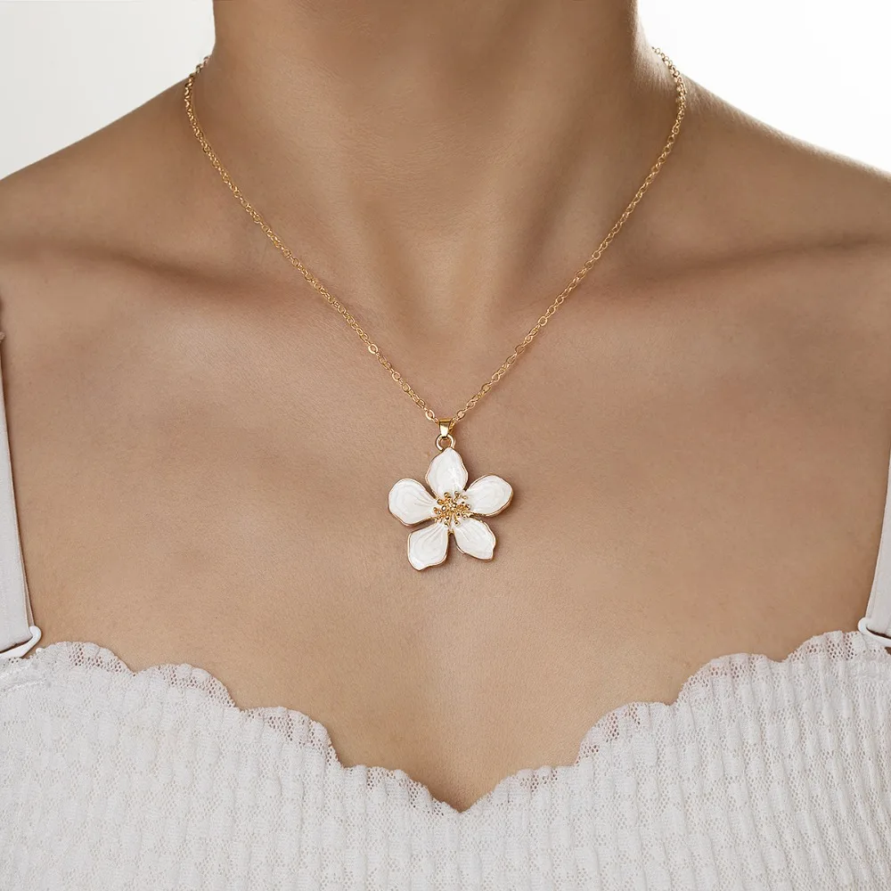 Sweet Retro Gold Color White Stereo Enamel Five-petal Flower Pendant Necklace for Women Personality Collar Chain Jewelry Gifts