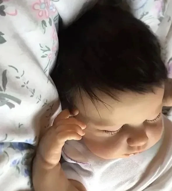 Bambole appena nate per tutto il corpo da 19 pollici fatte a mano realistiche rinate Loulou che dormono al tocco morbido con vene visibili della pelle dipinta in 3D