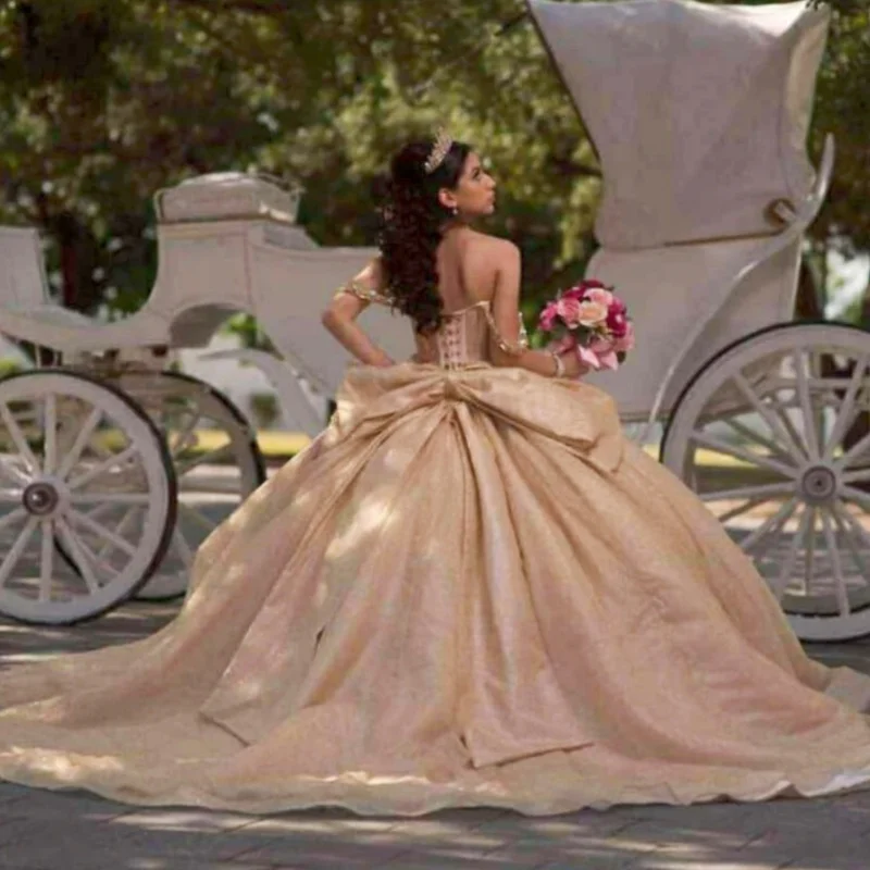 Robes de Quinceanera personnalisées en or Champagne brillant, épaules dénudées, décalcomanie en cristal, nœud longue queue, 15