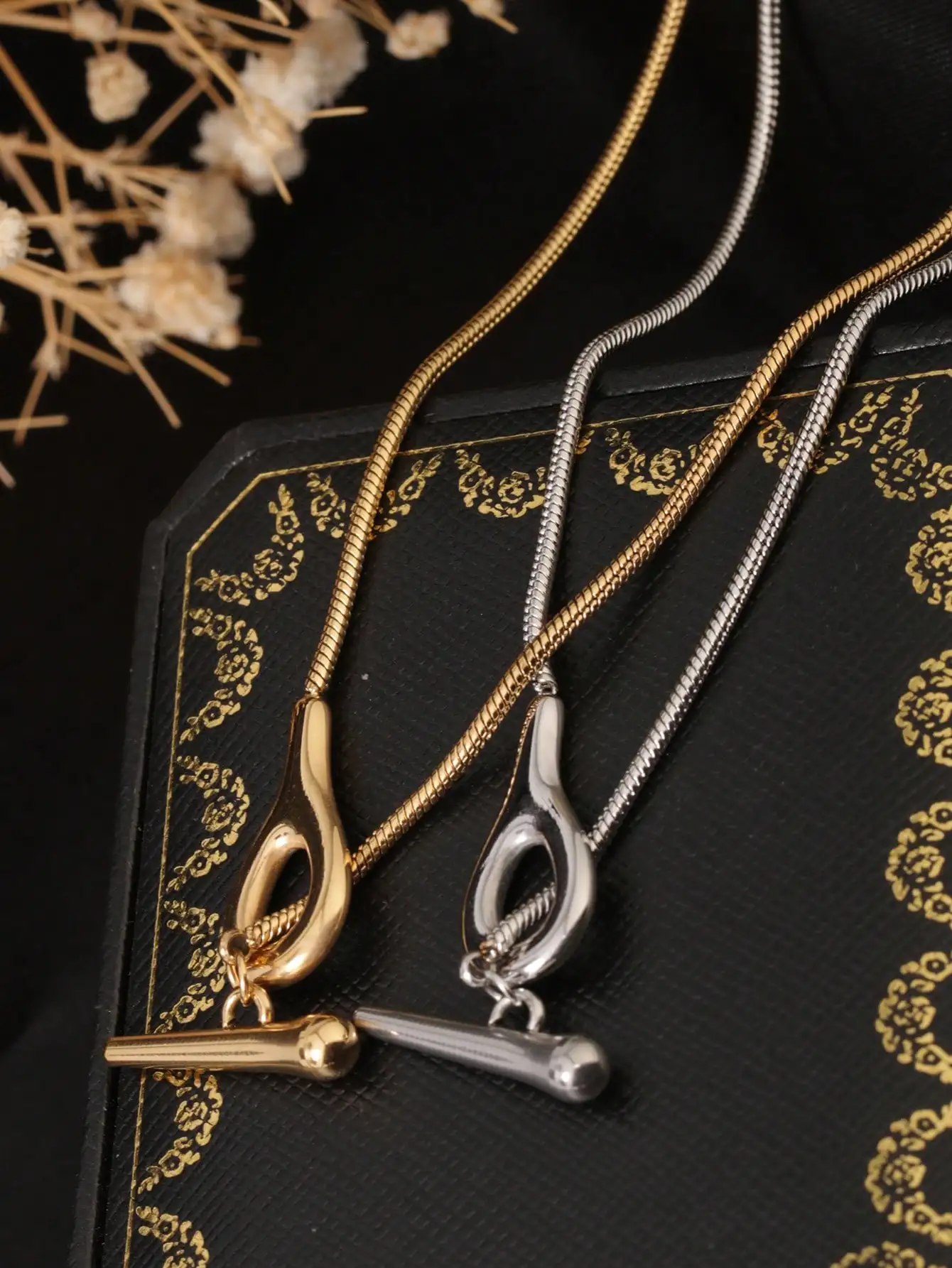 1 pieza de collar con colgante en forma de T de estilo europeo y americano, de acero inoxidable con baño de oro de 18K, con los números 1 y 9, una cadena de clavícula a la moda, versátil y moderna, adecuada tanto para mujeres como para hombres para uso diario, un regalo para una novia o un obsequio para reuniones sociales.