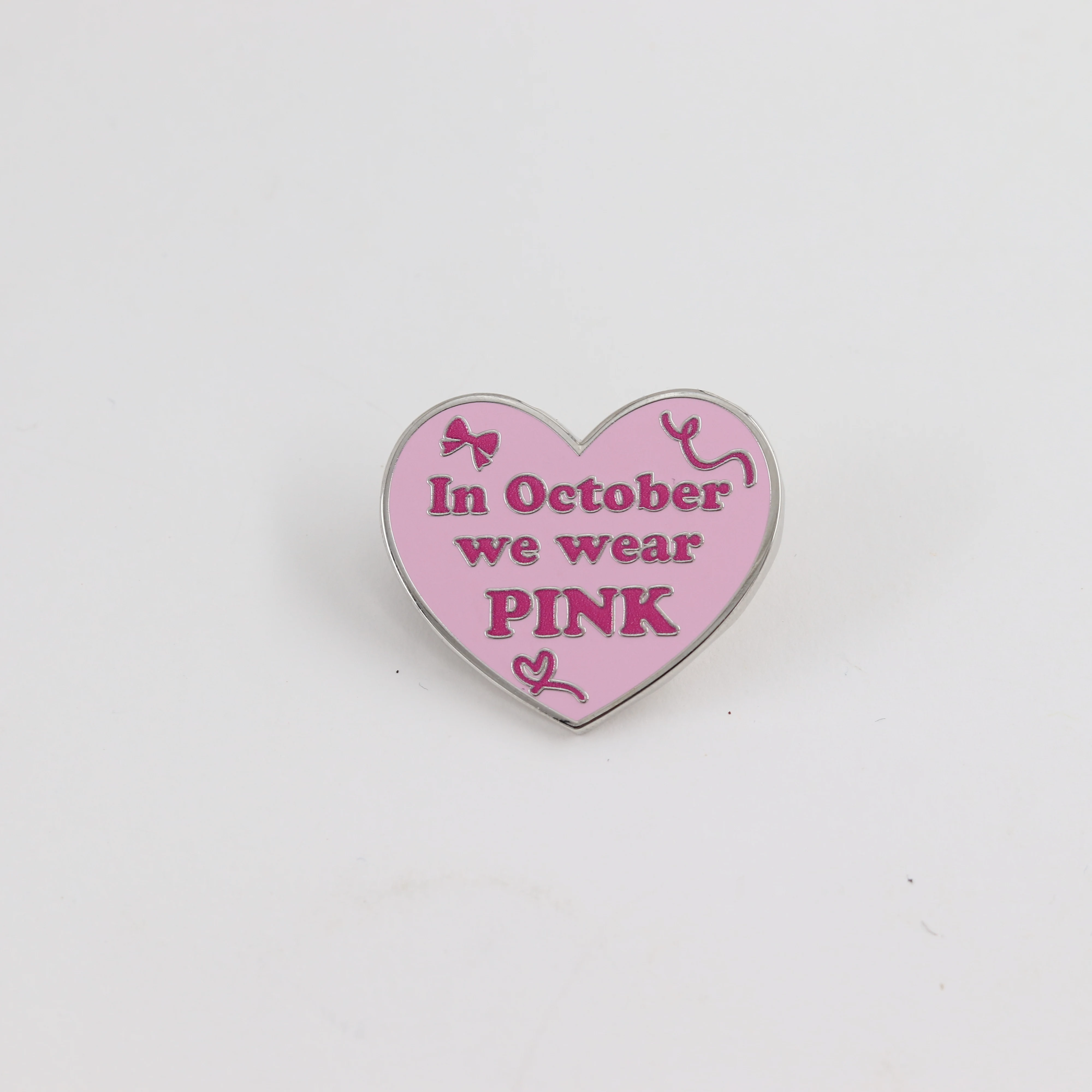Im Oktober tragen wir rosa Emaille-Pins, Broschen, rosa Herz-Bänder, Abzeichen zur Aufklärung über Brustkrebs und Anstecknadeln für Patientenbetreuung. – Detail 9