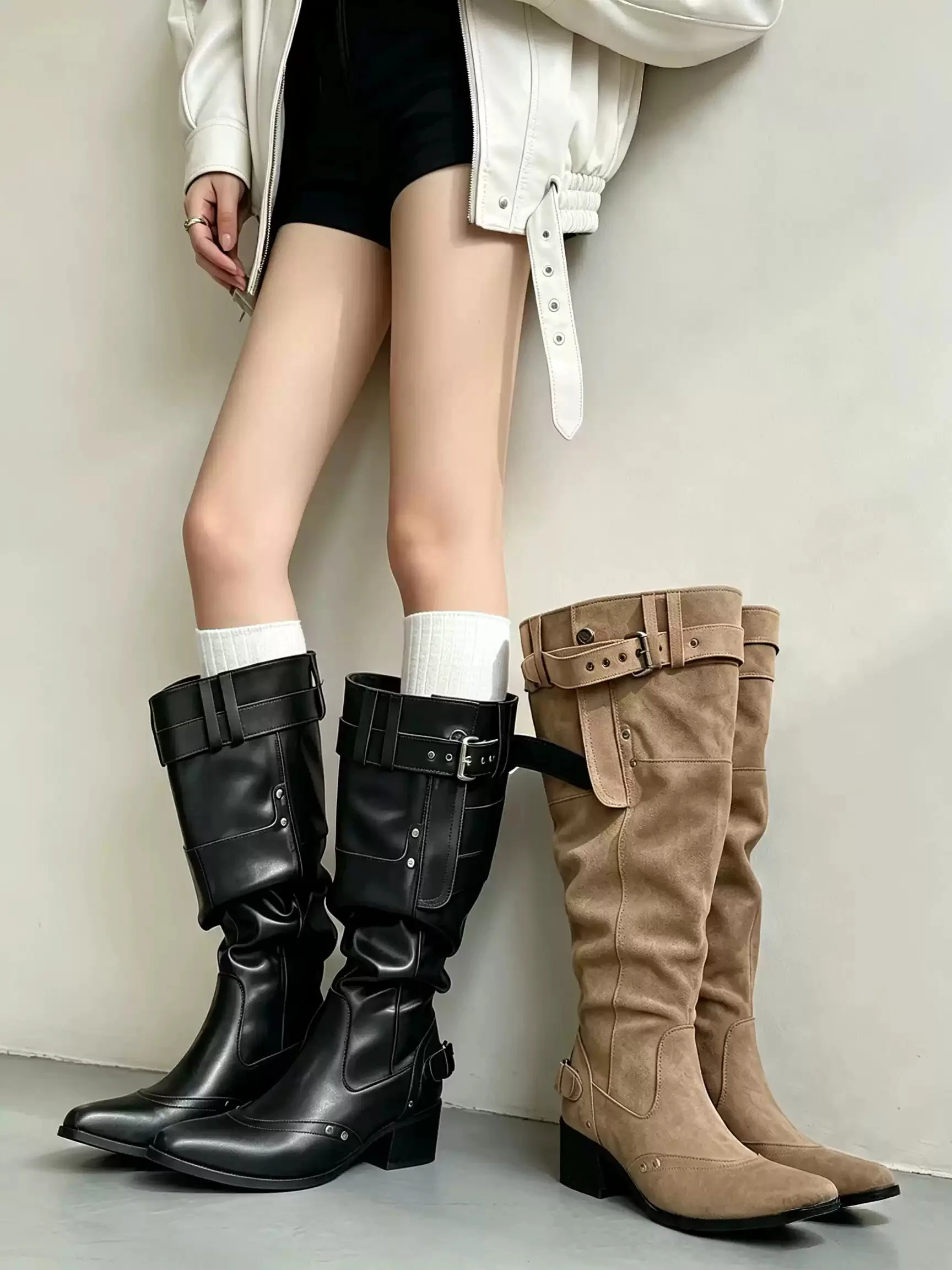 Botas altas de mujer de piel sintética y ante, estilo slouch, con punta afilada, tacón de bloque grueso, correas con múltiples hebillas anchas y caña fruncida