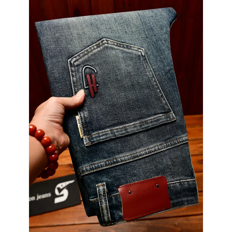 Pantalones vaqueros de otoño a la moda de alta gama para hombre, novedad de 2025, pantalones vaqueros elásticos ajustados, pantalones de lujo ligeros bordados de marca a la moda