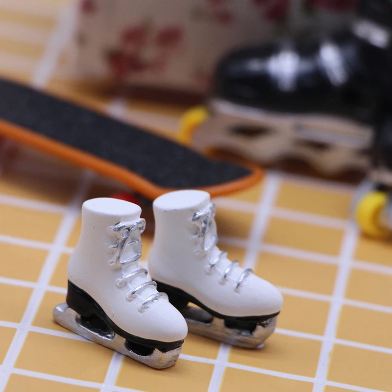 1Pair Dollhouse Mini Simulation Skating Shoes Prop Model For Kid Doll Roller Skates Decorative Gift Kids Toy Doll Accessories