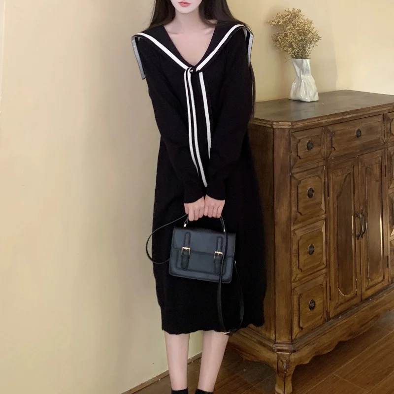 سترة محبوكة بمقاسات كبيرة مع ياقة دائرية وتنورة طويلة فضفاضة تغطي البطن لفصلي الخريف والشتاء بتصميم أنيق