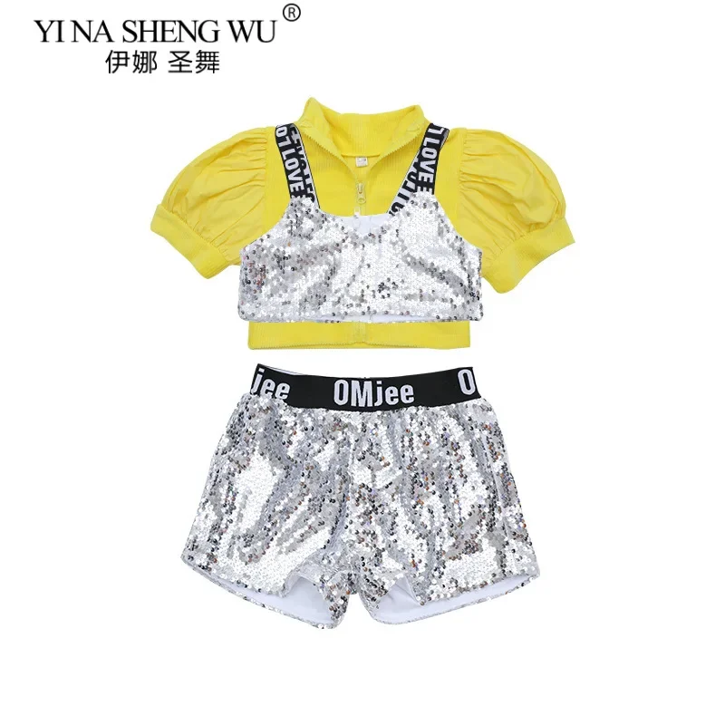 

Детская одежда в стиле K-pop и хип-хоп: желтая укороченная футболка на молнии, серебристые шорты с пайетками для девочек, комплект для джазовых танцев.