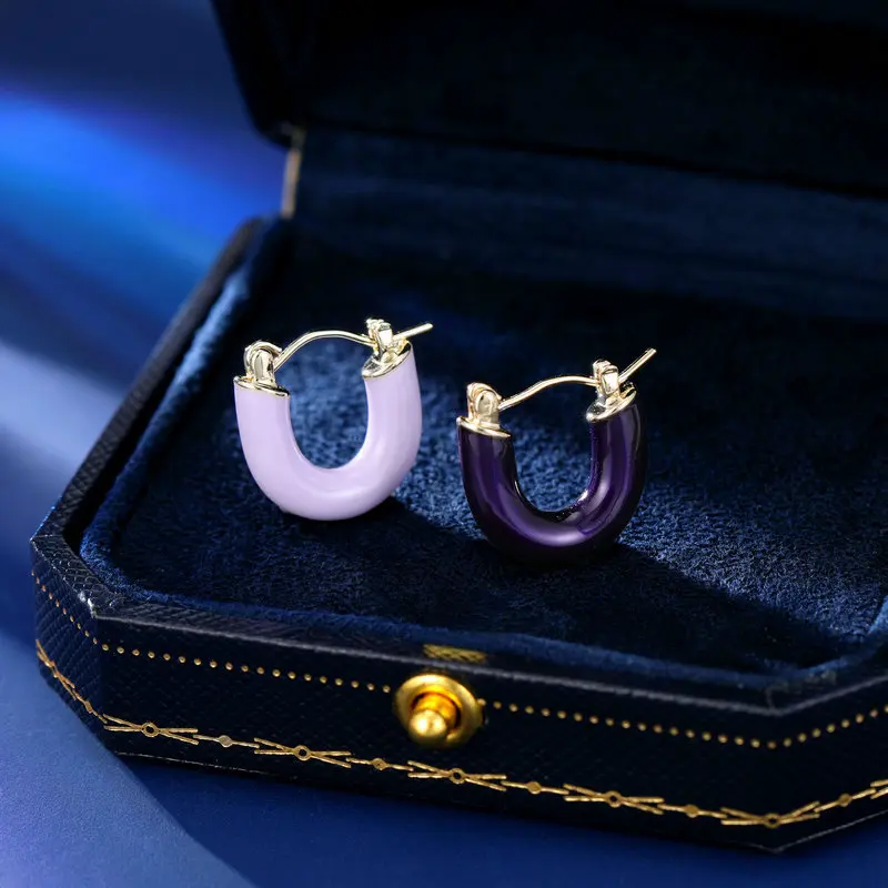 

Fashionable new, simple and versatile, niche design sense, color-blocking glazed asymmetrical U-shaped earrings