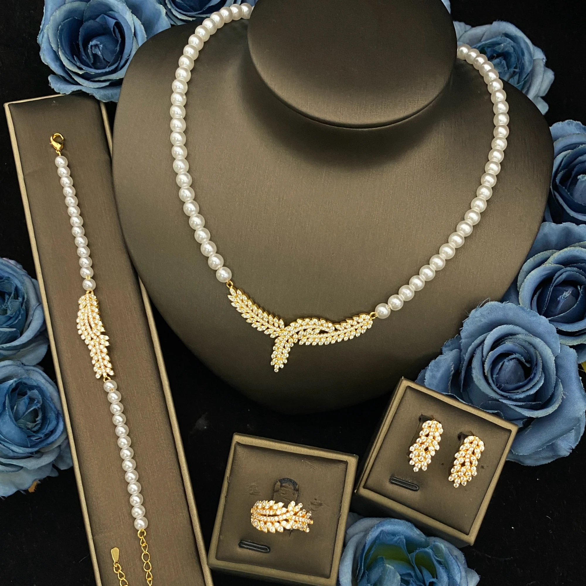

Falair Gilded 4-Piece Set Gold Electroplated Sparkling Zirconia Essential for Retro Parties Luxury Vintage Jewelry Set