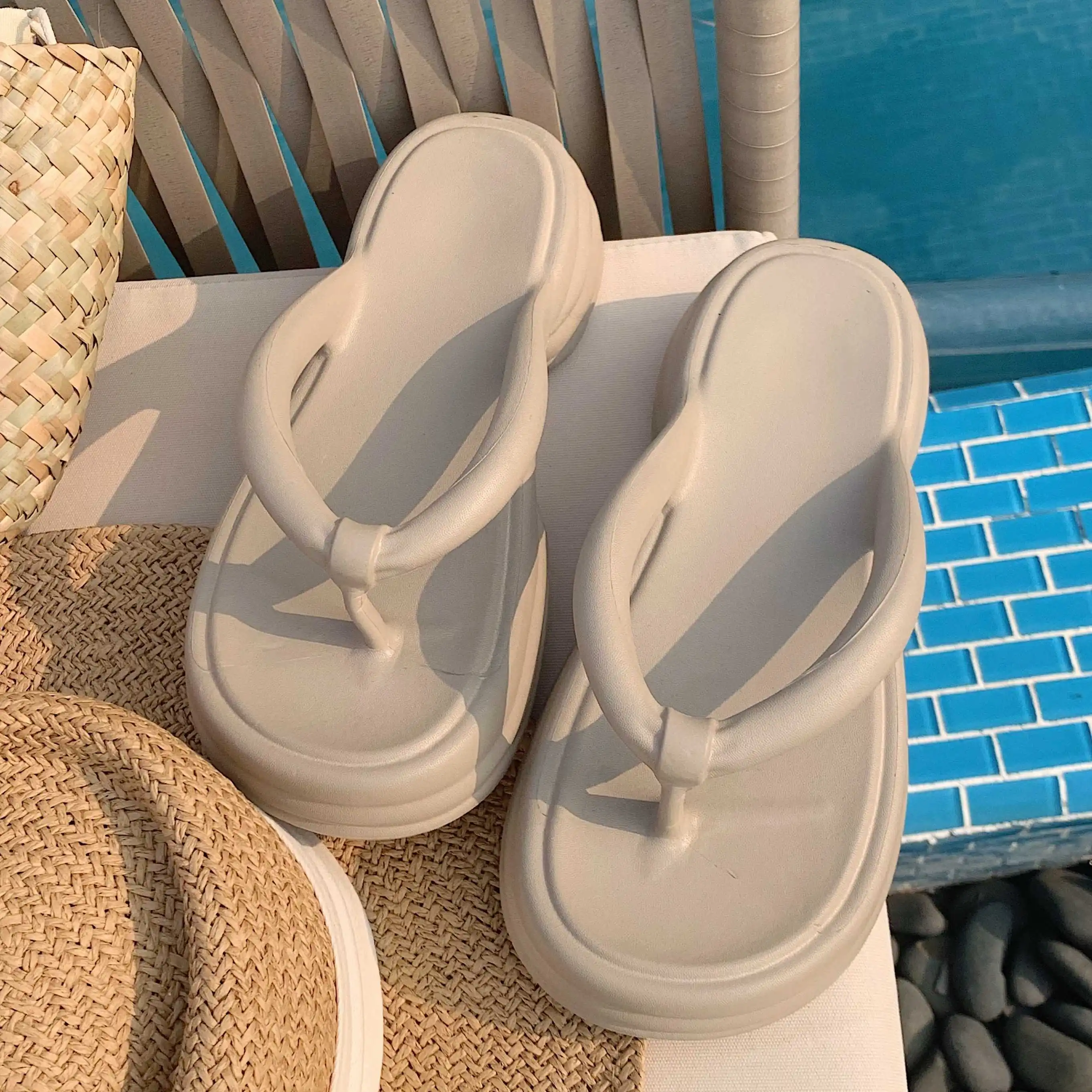 Fashion Thick Bottom Flip Flops Beach Shoes Creative Height Increasing Outdoor Seaside Female Summer Anti-slip Sandals Flashing