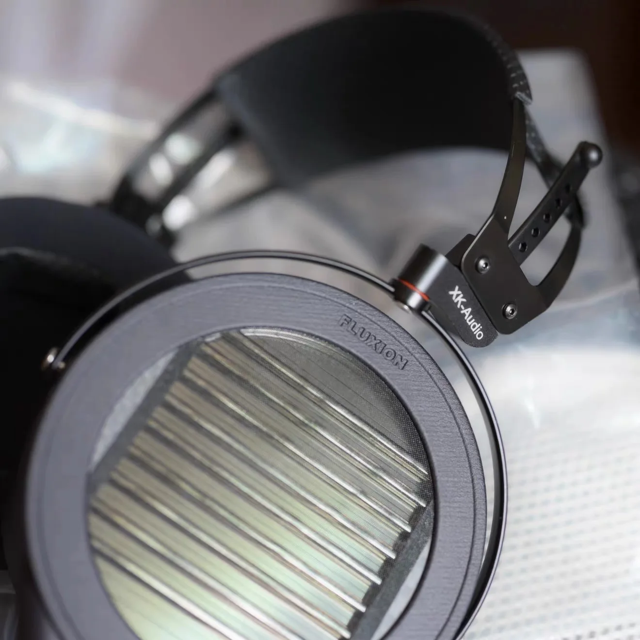 Fluxion flagship-level all-magnetic grille-free planar diaphragm HiFi headphones.