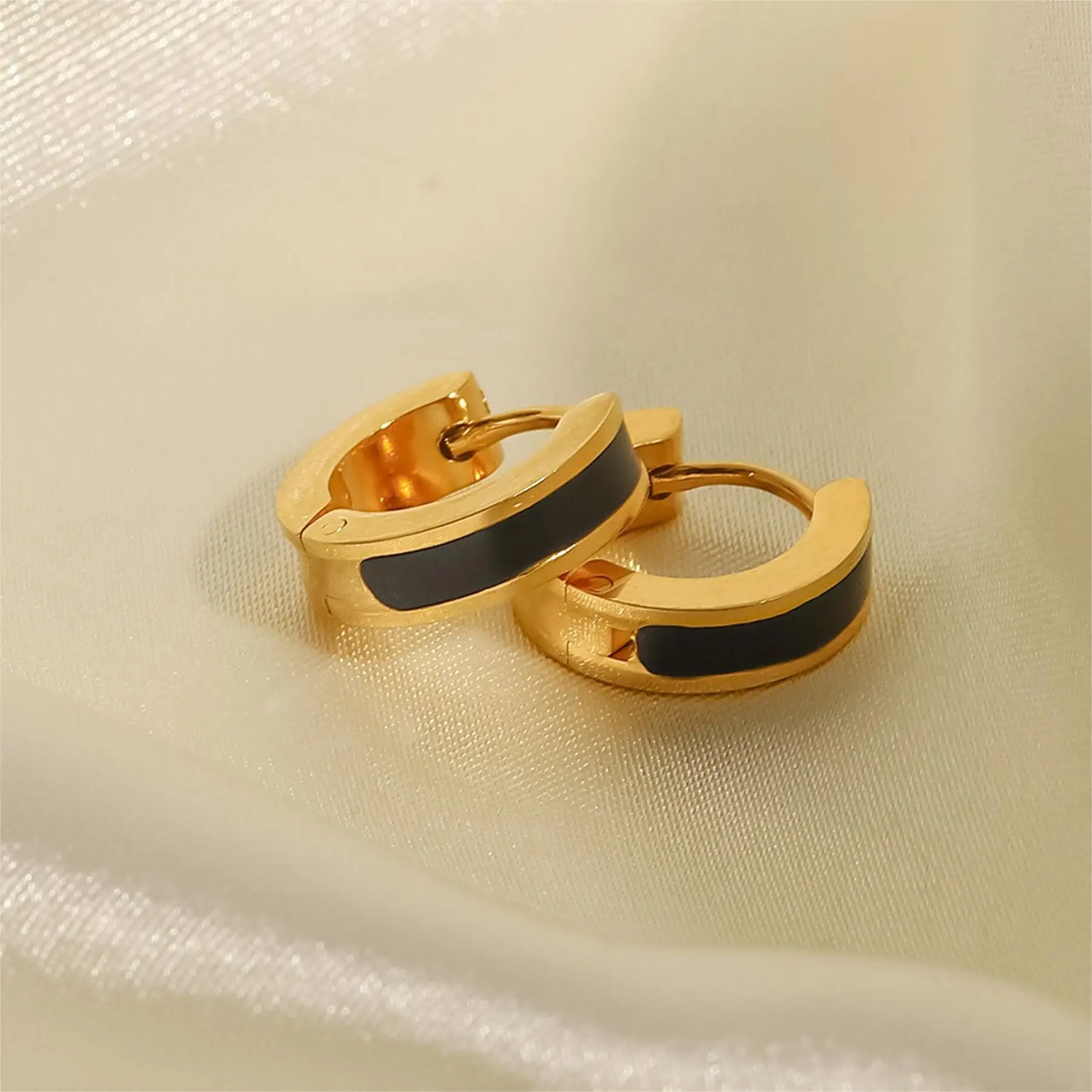 CARLIDANA Premium Ins Style 18K pozłacane kolczyki Mini Hoop nieblaknące kolczyki emaliowane ze stali nierdzewnej dla pań kobiet — zdjęcie 6