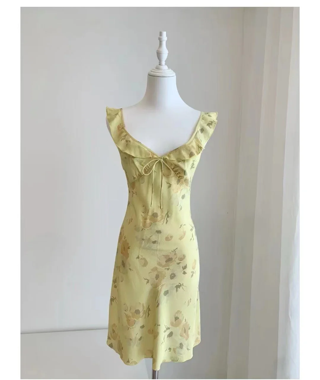 Minivestido feminino com babados e decote em V, camada dupla de seda com estampa de flores amarelas