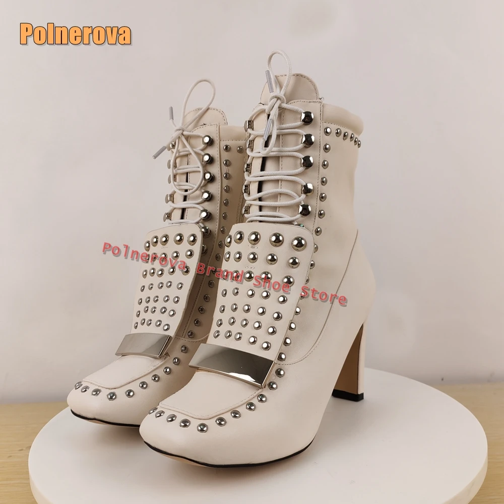 

Белые ботинки на шнуровке с заклепками и квадратным носком на каблуке с перевернутым краем в стиле пэчворк, модные ботинки до середины икры, подиумный показ, тренд 2023 года