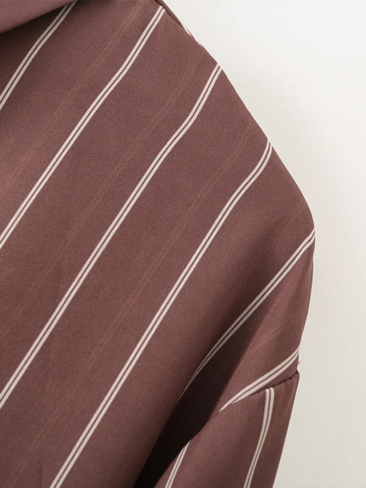 Kemeja wanita bergaya Eropa, serbaguna, elegan, kasual, lengan panjang, bergaris, dengan saku dan kerah.